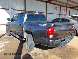 2021 Toyota Tacoma SR z VIN 5TFAX5GN0MX193133, wystawiony jako IAAI lot #41758415 z przebiegiem 25 827 mil mil oraz . Historia ofert i sprzedaży dostępna na DreamBid. Obrazek 3.