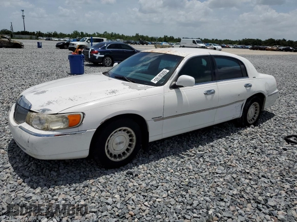1999 Lincoln Town Car Executive z VIN 1LNHM81WXXY627319, wystawiony jako Copart lot #60830165 z przebiegiem 122 118 mil mil oraz Szkoda całkowita • Salvage title. Historia ofert i sprzedaży dostępna na DreamBid. Obrazek 1.