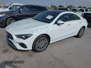 2025 Mercedes-Benz CLA 250 z VIN W1K5J4GB6SN522418, wystawiony jako IAAI lot #42428796 z przebiegiem 14 463 mil mil oraz . Historia ofert i sprzedaży dostępna na DreamBid. Obrazek 2.
