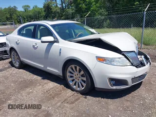 2009 Lincoln MKS z VIN 1LNHM94RX9G612789, wystawiony jako IAAI lot #42186457 z przebiegiem 78 724 mil mil oraz . Historia ofert i sprzedaży dostępna na DreamBid. Obrazek 1.