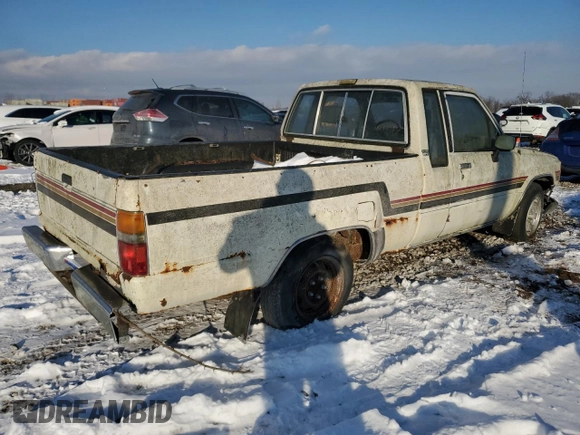 1984 Toyota Pickup z VIN JT4RN56S0E0003177, wystawiony jako Copart lot #48304385 z przebiegiem 117 297 mil mil oraz Szkoda całkowita • Salvage title. Historia ofert i sprzedaży dostępna na DreamBid. Obrazek 3.