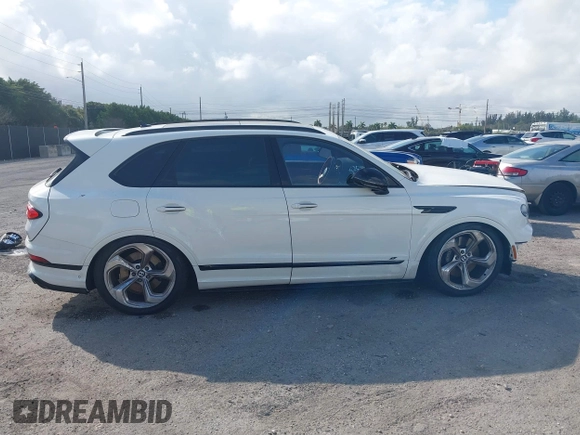 2022 Bentley Bentayga V8 z VIN SJAAM2ZV2NC013035, wystawiony jako IAAI lot #41487773 z przebiegiem 35 500 mil mil oraz . Historia ofert i sprzedaży dostępna na DreamBid. Obrazek 13.