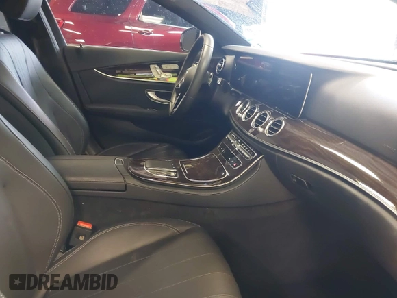 2023 Mercedes-Benz E 350 z VIN W1KZF8EB2PB137329, wystawiony jako IAAI lot #42160967 z przebiegiem 8 718 mil mil oraz . Historia ofert i sprzedaży dostępna na DreamBid. Obrazek 5.