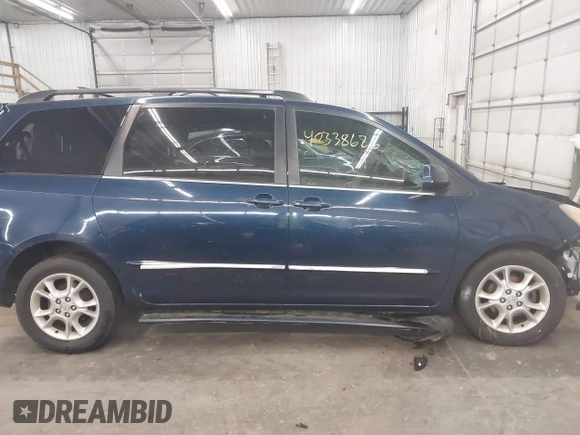 2004 Toyota Sienna XLE with VIN 5TDZA22C04S069314, listed as a IAAI auction lot 40338626 with Not Provided miles and . Bid and sale history available at carsss.com. Image 13.