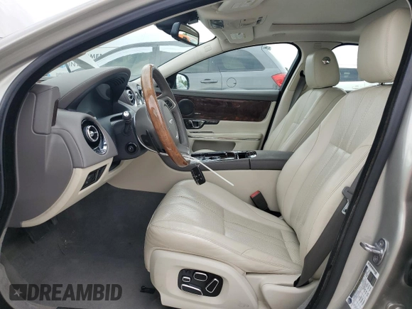 2014 Jaguar XJ z VIN SAJWJ1CD9E8V62338, wystawiony jako Copart lot #58924065 z przebiegiem 60 909 mil mil oraz Czysty tytuł • Clean title. Historia ofert i sprzedaży dostępna na DreamBid. Obrazek 7.