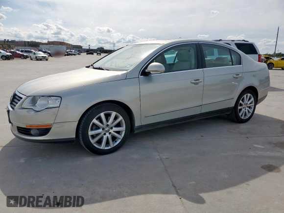 2010 Volkswagen Passat Komfort z VIN WVWJK7AN9AE077813, wystawiony jako Copart lot #56409415 z przebiegiem 148 043 mil mil oraz Czysty tytuł • Clean title. Historia ofert i sprzedaży dostępna na DreamBid. Obrazek 1.