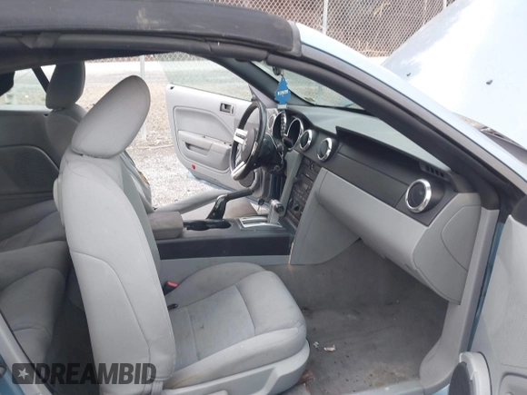 2005 Ford Mustang Deluxe with VIN 1ZVFT84N955253542, listed as a IAAI auction lot 41385040 with 134,361 mi miles. Bid and sale history available at carsss.com. Image 5.