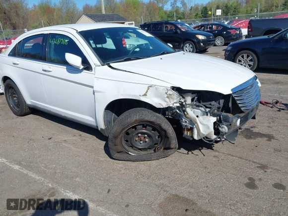 2014 Chrysler 200 LX z VIN 1C3CCBAB1EN146728, wystawiony jako IAAI lot #42081986 z przebiegiem 154 201 mil mil oraz . Historia ofert i sprzedaży dostępna na DreamBid. Obrazek 1.
