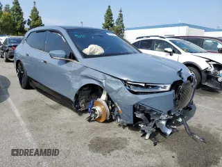 2023 BMW iX M60 z VIN WB533CF02PCL29526, wystawiony jako Copart lot #50676894 z przebiegiem 7865 mil mil oraz . Historia ofert i sprzedaży dostępna na DreamBid. Obrazek 4.