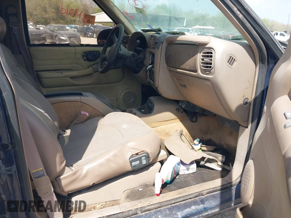 1999 Chevrolet Blazer LS z VIN 1GNCS13W1X2120019, wystawiony jako IAAI lot #41766379 z przebiegiem Nie podano mil oraz . Historia ofert i sprzedaży dostępna na DreamBid. Obrazek 5.
