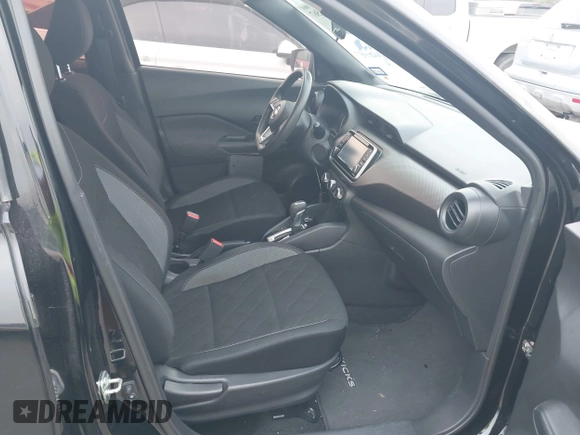 2020 Nissan Kicks S z VIN 3N1CP5BV7LL563586, wystawiony jako IAAI lot #42043567 z przebiegiem 66 727 mil mil oraz . Historia ofert i sprzedaży dostępna na DreamBid. Obrazek 5.