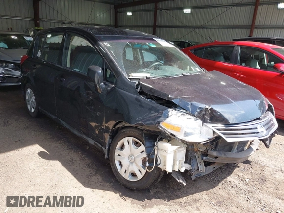 2011 Nissan Versa S z VIN 3N1BC1CP5BL500520, wystawiony jako IAAI lot #42307793 z przebiegiem 127 281 mil mil oraz . Historia ofert i sprzedaży dostępna na DreamBid. Obrazek 1.