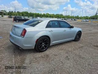 2019 Chrysler 300 Touring z VIN 2C3CCAAG9KH733284, wystawiony jako Copart lot #55454485 z przebiegiem Nie podano mil oraz Tytuł czysty. Historia ofert i sprzedaży dostępna na DreamBid. Obrazek 3.