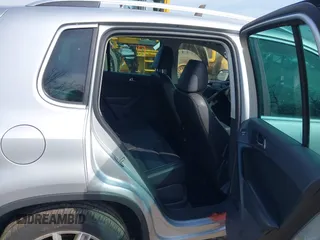 2012 Volkswagen Tiguan S z VIN WVGBV7AX9CW571627, wystawiony jako IAAI lot #41710871 z przebiegiem 157 998 mil mil oraz . Historia ofert i sprzedaży dostępna na DreamBid. Obrazek 8.