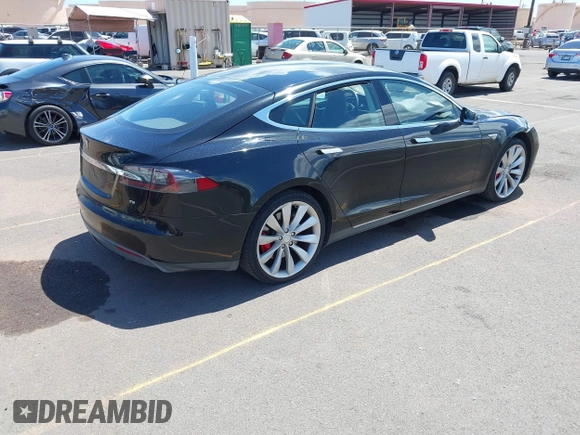 2013 Tesla Model S z VIN 5YJSA1CG0DFP17932, wystawiony jako IAAI lot #42212413 z przebiegiem 76 214 mil mil oraz . Historia ofert i sprzedaży dostępna na DreamBid. Obrazek 4.