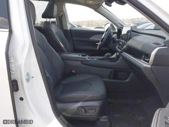 2024 Toyota Grand Highlander XLE with VIN 5TDAAAB59RS042760, listed as a IAAI auction lot 41683677 with 11,120 mi miles. Bid and sale history available at carsss.com. Image 5.
