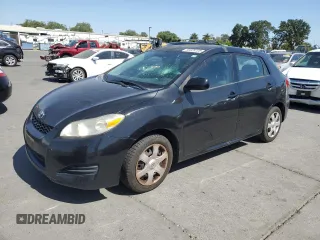 2010 Toyota Matrix z VIN 2T1KU4EEXAC352700, wystawiony jako Copart lot #60828105 z przebiegiem 109 973 mil mil oraz Szkoda całkowita • Salvage title. Historia ofert i sprzedaży dostępna na DreamBid. Obrazek 1.