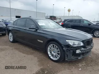 2014 BMW 7 Series ALPINA B7 z VIN WBAYE8C57ED134799, wystawiony jako IAAI lot #41891633 z przebiegiem 96 411 mil mil oraz . Historia ofert i sprzedaży dostępna na DreamBid. Obrazek 1.