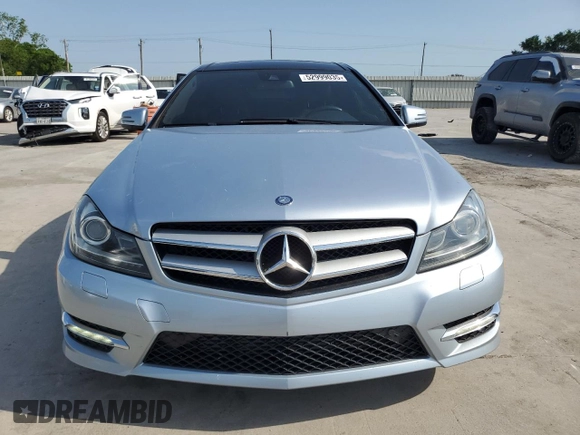 2013 Mercedes-Benz C 250 z VIN WDDGJ4HB5DF957872, wystawiony jako Copart lot #52999035 z przebiegiem 155 348 mil mil oraz Czysty tytuł • Clean title. Historia ofert i sprzedaży dostępna na DreamBid. Obrazek 5.