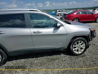 2016 Jeep Cherokee Latitude z VIN 1C4PJLCS9GW161125, wystawiony jako Copart lot #61339145 z przebiegiem 244 966 mil mil oraz Szkoda całkowita • Salvage title. Historia ofert i sprzedaży dostępna na DreamBid. Obrazek 14.