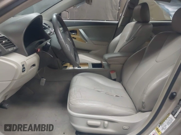 2007 Toyota Camry LE z VIN 4T1BK46K27U006559, wystawiony jako IAAI lot #42250629 z przebiegiem 175 389 mil mil oraz . Historia ofert i sprzedaży dostępna na DreamBid. Obrazek 5.