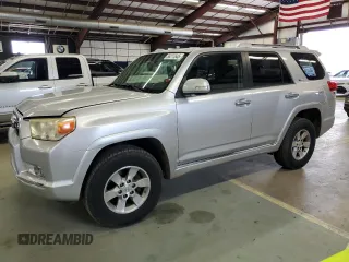 2010 Toyota 4Runner Trail z VIN JTEBU5JRXA5001972, wystawiony jako Copart lot #56277645 z przebiegiem 132 237 mil mil oraz Czysty tytuł • Clean title. Historia ofert i sprzedaży dostępna na DreamBid. Obrazek 1.