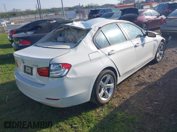 2013 BMW 3 Series 328i xDrive z VIN WBA3B5G5XDNS00928, wystawiony jako IAAI lot #41995015 z przebiegiem 89 076 mil mil oraz . Historia ofert i sprzedaży dostępna na DreamBid. Obrazek 4.
