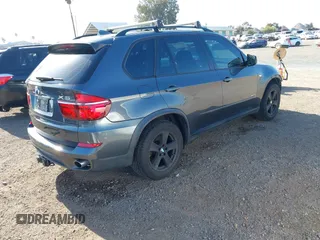 2013 BMW X5 xDrive35i z VIN 5UXZV4C56D0G57030, wystawiony jako IAAI lot #42267366 z przebiegiem 174 381 mil mil oraz . Historia ofert i sprzedaży dostępna na DreamBid. Obrazek 4.