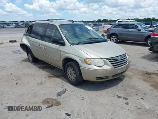 2006 Chrysler Town & Country LX z VIN 2A4GP44R76R615521, wystawiony jako IAAI lot #42231279 z przebiegiem 270 399 mil mil oraz . Historia ofert i sprzedaży dostępna na DreamBid. Obrazek 1.
