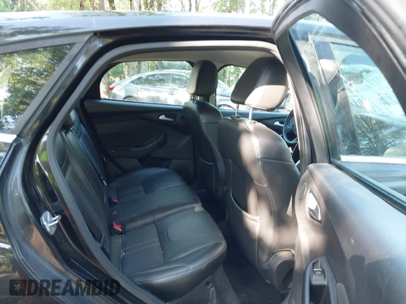 2014 Ford Focus Titanium z VIN 1FADP3N28EL166187, wystawiony jako IAAI lot #42553868 z przebiegiem 189 470 mil mil oraz . Historia ofert i sprzedaży dostępna na DreamBid. Obrazek 8.