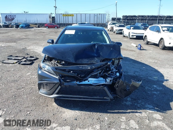 2022 Toyota Camry SE with VIN 4T1G11AK4NU690607, listed as a IAAI auction lot 41837156 with 10,924 mi miles. Bid and sale history available at carsss.com. Image 12.