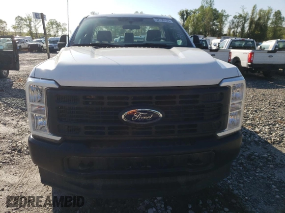 2023 Ford F-250 XL z VIN 1FTBF2BA5PED66929, wystawiony jako Copart lot #52190155 z przebiegiem Nie podano mil oraz Szkody całkowita. Historia ofert i sprzedaży dostępna na DreamBid. Obrazek 5.