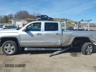 2015 GMC Sierra 2500HD Denali z VIN 1GT120EG3FF135791, wystawiony jako IAAI lot #41854102 z przebiegiem 93 186 mil mil oraz . Historia ofert i sprzedaży dostępna na DreamBid. Obrazek 14.