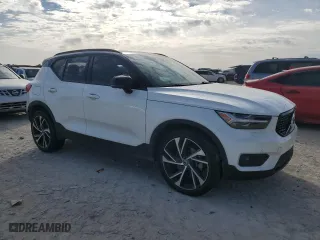 2022 Volvo XC40 R-Design with VIN YV4162UM0N2693446, listed as a Copart auction lot 48060155 with 30,100 mi miles and Salvage Title. Bid and sale history available at carsss.com. Image 4.
