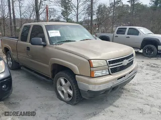 2006 Chevrolet Silverado 1500 LT2 with VIN 1GCEK19B56Z185242, listed as a IAAI auction lot 41693225 with 253,898 mi miles. Bid and sale history available at carsss.com. Image 1.