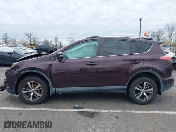 2018 Toyota RAV4 XLE with VIN 2T3RFREV5JW811742, listed as a IAAI auction lot 42030276 with 58,034 mi miles. Bid and sale history available at carsss.com. Image 14.