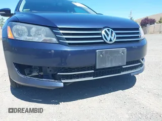 2015 Volkswagen Passat Limited Edition Edition z VIN 1VWAT7A38FC049237, wystawiony jako IAAI lot #42185305 z przebiegiem 157 351 mil mil oraz . Historia ofert i sprzedaży dostępna na DreamBid. Obrazek 6.