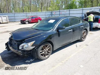 2013 Nissan Maxima SV z VIN 1N4AA5AP1DC838381, wystawiony jako IAAI lot #42210279 z przebiegiem 162 435 mil mil oraz . Historia ofert i sprzedaży dostępna na DreamBid. Obrazek 2.