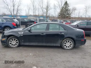 2009 Cadillac STS AWD z VIN 1G6DD67V290140111, wystawiony jako IAAI lot #41800236 z przebiegiem 81 913 mil mil oraz . Historia ofert i sprzedaży dostępna na DreamBid. Obrazek 13.