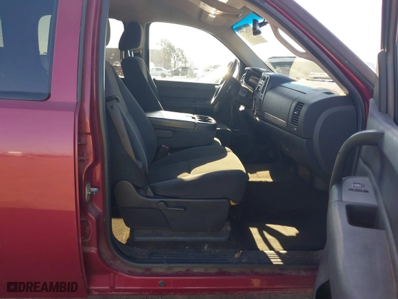 2007 Chevrolet Silverado 1500 LT w/1LT with VIN 2GCEC13C371628738, listed as a IAAI auction lot 41324477 with 204,147 mi miles. Bid and sale history available at carsss.com. Image 5.