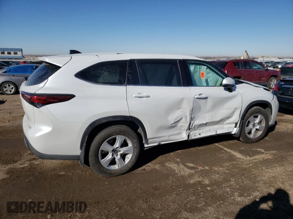 2022 Toyota Highlander LE z VIN 5TDBZRBH4NS246673, wystawiony jako Copart lot #40898463 z przebiegiem 2 366 mil mil oraz . Historia ofert i sprzedaży dostępna na DreamBid. Obrazek 3.