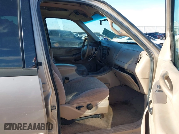 1998 Ford Expedition XLT with VIN 1FMRU17L7WLA79560, listed as a IAAI auction lot 41360506 with 267,882 mi miles. Bid and sale history available at carsss.com. Image 5.