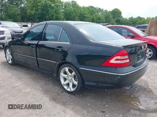 2007 Mercedes-Benz C 230 Sport z VIN WDBRF52HX7F907706, wystawiony jako IAAI lot #42456909 z przebiegiem 176 668 mil mil oraz . Historia ofert i sprzedaży dostępna na DreamBid. Obrazek 3.