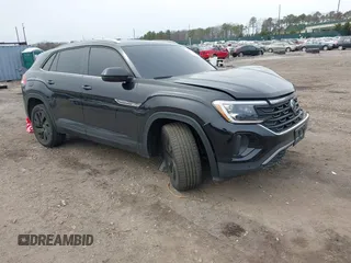 2024 Volkswagen Atlas SE z VIN 1V2KE2CA7RC228100, wystawiony jako IAAI lot #42007768 z przebiegiem 27 956 mil mil oraz . Historia ofert i sprzedaży dostępna na DreamBid. Obrazek 1.