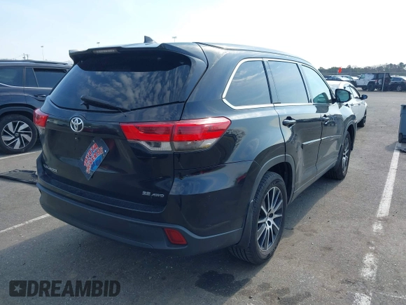 2018 Toyota Highlander SE z VIN 5TDJZRFH9JS551134, wystawiony jako IAAI lot #41904789 z przebiegiem 176 321 mil mil oraz . Historia ofert i sprzedaży dostępna na DreamBid. Obrazek 4.