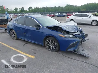 2023 Toyota Camry SE z VIN 4T1G11AK6PU139923, wystawiony jako IAAI lot #42093348 z przebiegiem 44 577 mil mil oraz . Historia ofert i sprzedaży dostępna na DreamBid. Obrazek 1.