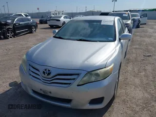 2011 Toyota Camry LE z VIN 4T1BF3EKXBU180291, wystawiony jako IAAI lot #42037125 z przebiegiem 242 462 mil mil oraz . Historia ofert i sprzedaży dostępna na DreamBid. Obrazek 6.