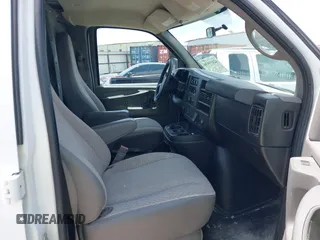 2015 GMC Savana Cargo z VIN 1GTW7FCF4F1906986, wystawiony jako IAAI lot #42433630 z przebiegiem 124 182 mil mil oraz . Historia ofert i sprzedaży dostępna na DreamBid. Obrazek 5.
