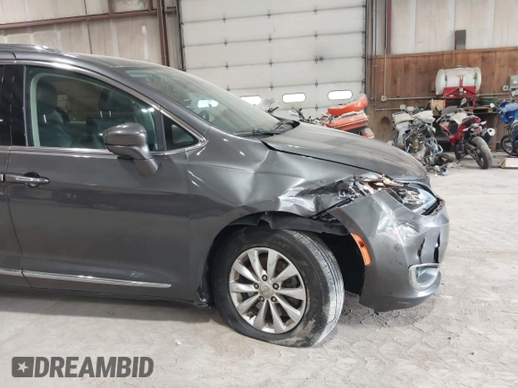 2018 Chrysler Pacifica Touring L z VIN 2C4RC1BG6JR352778, wystawiony jako IAAI lot #42244634 z przebiegiem 70 747 mil mil oraz . Historia ofert i sprzedaży dostępna na DreamBid. Obrazek 6.