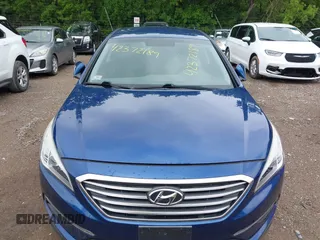 2015 Hyundai Sonata SE z VIN 5NPE24AF9FH043127, wystawiony jako IAAI lot #42372189 z przebiegiem 73 858 mil mil oraz . Historia ofert i sprzedaży dostępna na DreamBid. Obrazek 6.